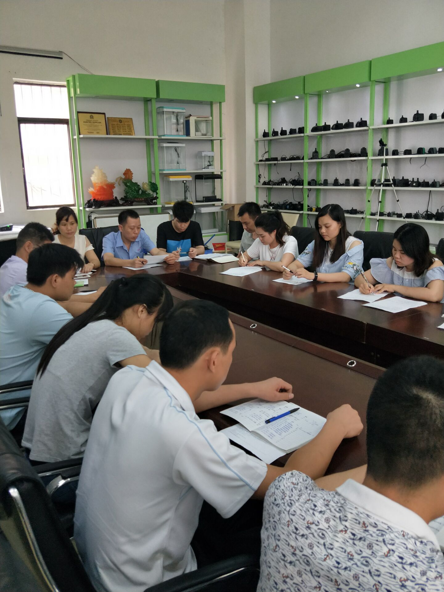 公司员工参加培训,相互学习,共同进步。